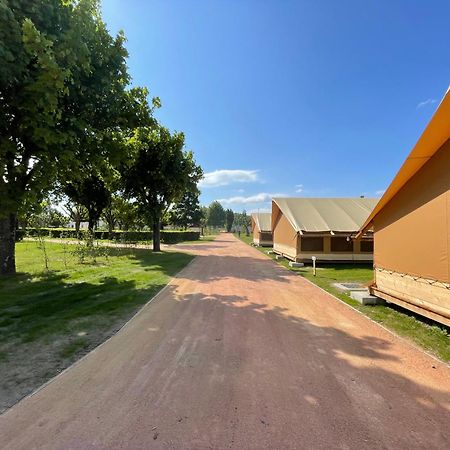 Tente Lodge Pour 5 Personnes En Bordure De La Riviere Allier Au Sein D'Un Petit Camping Saint-Yorre Exterior foto