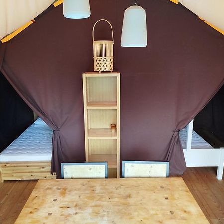 Tente Lodge Pour 5 Personnes En Bordure De La Riviere Allier Au Sein D'Un Petit Camping Saint-Yorre Exterior foto